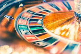မိုဘိုင်းဖုန်းဖြင့် www mmk ဂိမ်းလော်ဘီ Casino ဂိမ်းများကို ကစားနေသောမြင်ကွင်း