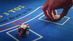 Live Baccarat table တွင် real dealer ကဒ်ဖေါ်နေသောမြင်ကွင်း — www mmk Live Casino